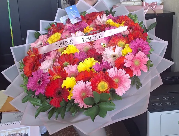 Ramo de gerberas multicolor con cinta Eres Única