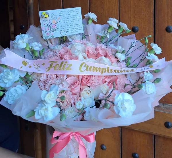Ramo de rosas y claveles rosados para cumpleaños