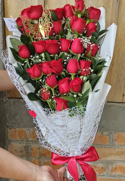 Ramo de rosas rojas con envoltura de malla blanca