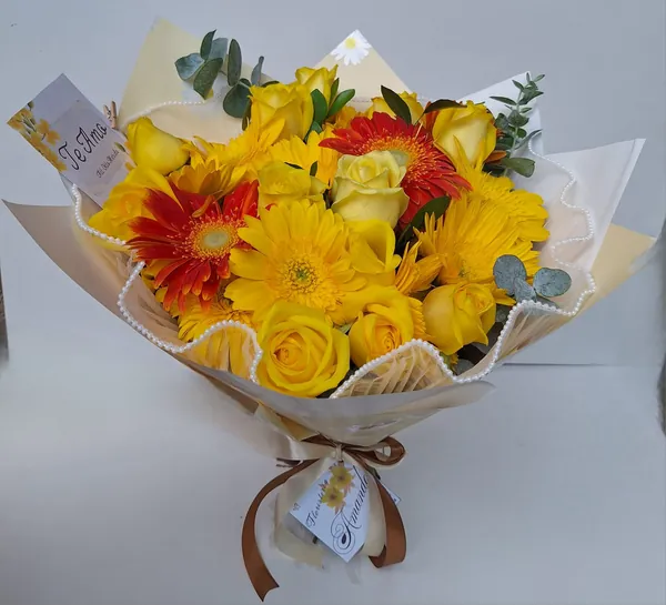 Ramo de rosas amarillas y gerberas naranja con lazo café