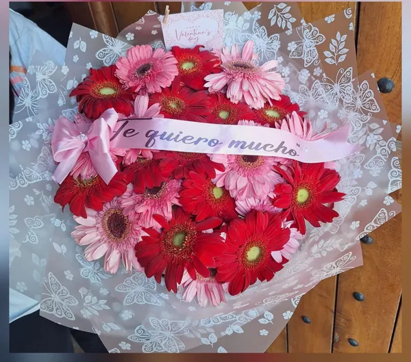 Ramo de gerberas rojas y rosadas con cinta romántica