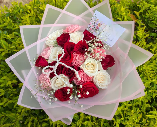 Ramo circular de rosas rojas y blancas con detalle de perlas