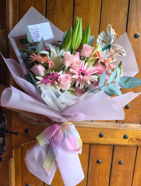 Ramo de rosas y gerberas rosadas con capullos de lirio