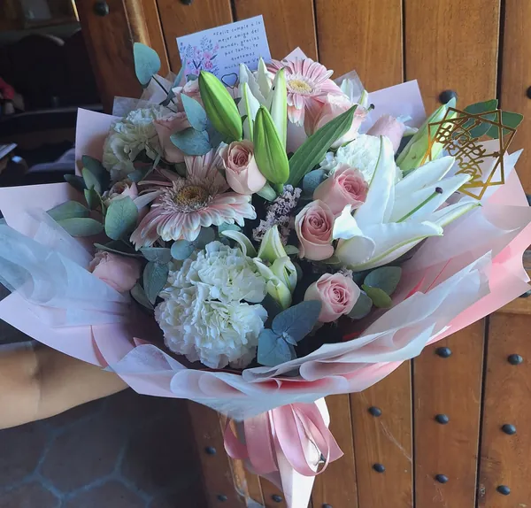 Ramo de rosas y gerberas rosadas con detalle dorado