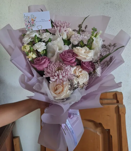 Ramo de rosas malva y blancas en tonos lila