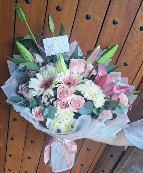 Ramo de lirios rosados y gerberas blancas en tonos pastel