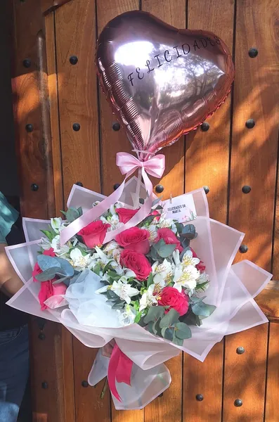 Ramo de rosas rosadas con globo de corazón metálico