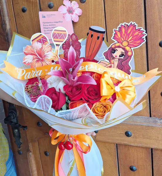 Ramo tropical de rosas con accesorios festivos