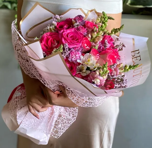 Ramo de rosas fucsia con malla blanca decorativa