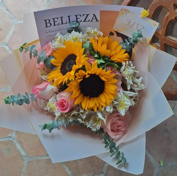 Ramo de girasoles y rosas rosadas con eucalipto