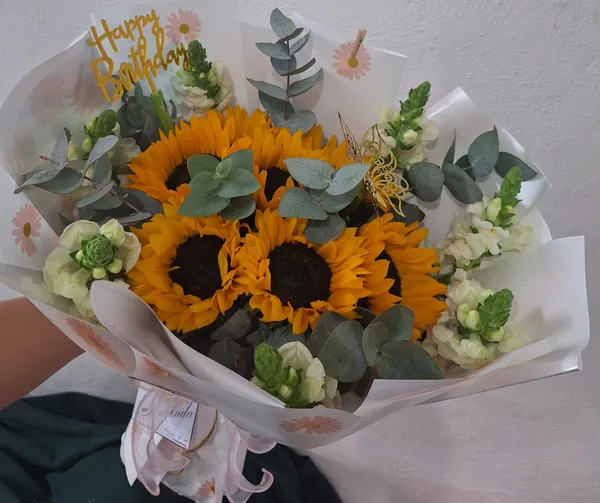 Ramo de girasoles con topper dorado de feliz cumpleaños
