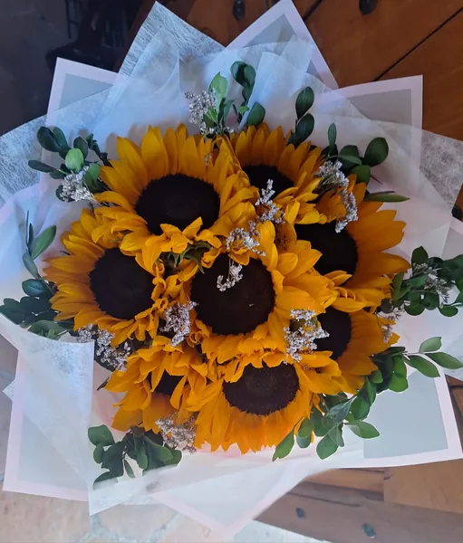 Ramo de girasoles con flor de nube en Salamá