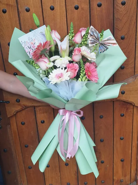 Ramo de lirio y gerberas rosadas en envoltura verde menta