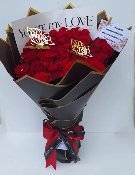 Ramo de rosas rojas con mariposas doradas y envoltura negra
