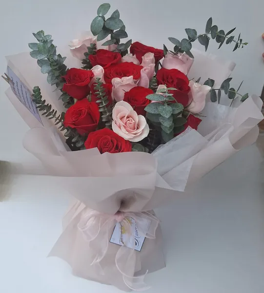 Ramo de rosas rojas y rosa pálido con envoltura blush