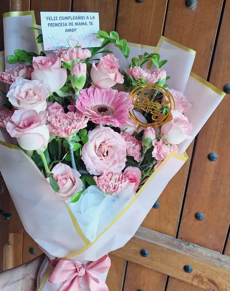 Ramo de rosas y claveles rosados con topper dorado