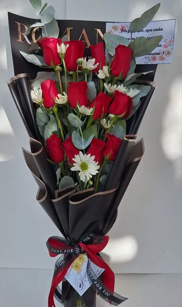 Ramo de rosas rojas y margaritas en envoltura negra elegante