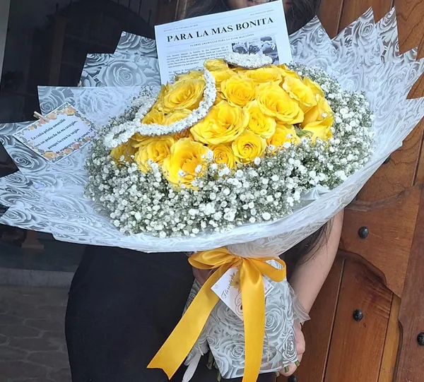Ramo de rosas amarillas con flor de nube en Salamá