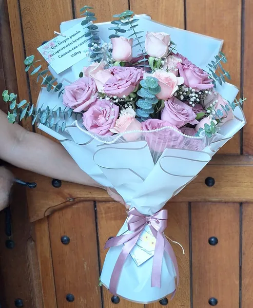 Ramo de rosas malva y durazno con eucalipto