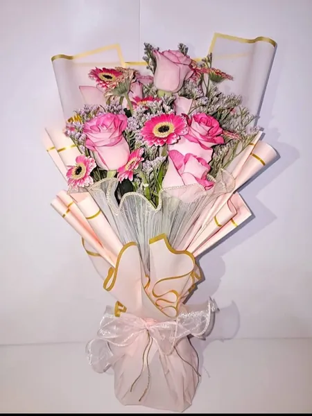Ramo compacto de rosas y gerberas rosadas