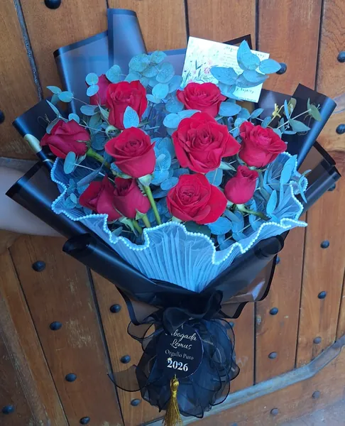 Ramo de rosas rojas en envoltura negra para graduación