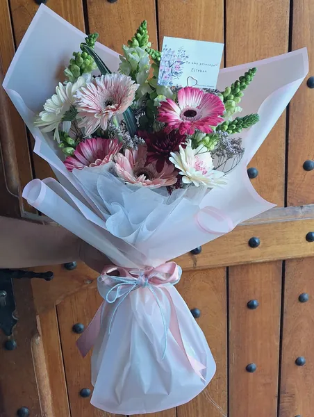 Ramo de gerberas multicolor con lazo rosa