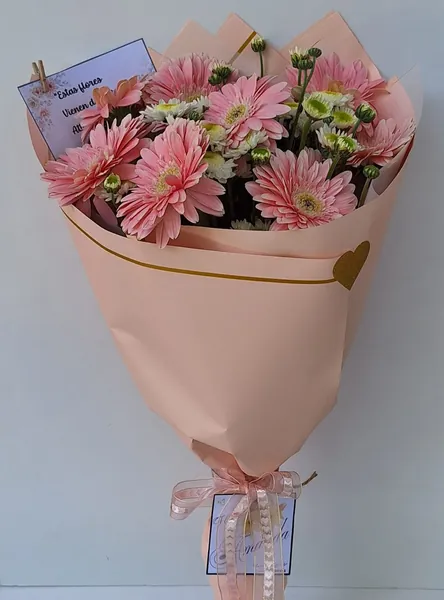 Ramo de gerberas rosadas con margaritas blancas