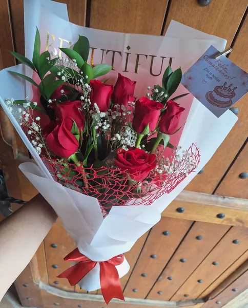 Ramo de rosas rojas para cumpleaños con lazo rojo