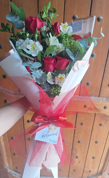 Ramo de rosas rojas y astromelias blancas con malla roja