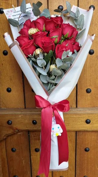 Ramo de rosas rojas con chocolates y lazo rojo
