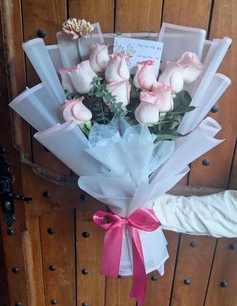 Ramo de rosas rosa pálido con lazo fucsia
