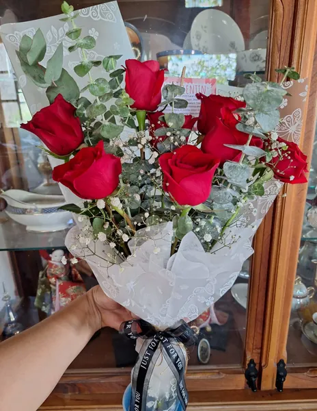 Ramo de rosas rojas clásico con envoltura blanca de encaje